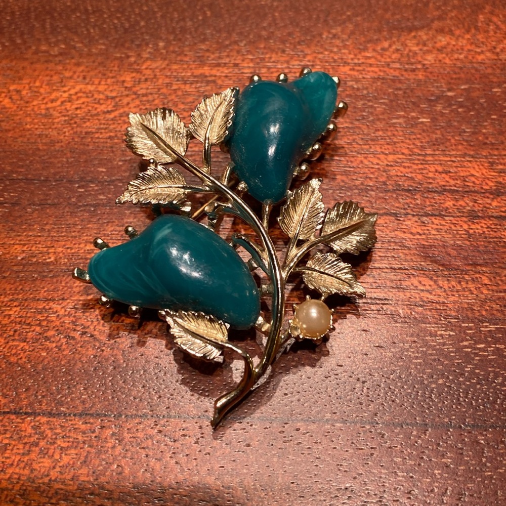 Vintage brooch. Costume jewelry.